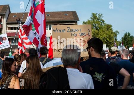 Corona-Impfstoffgegner demonstrieren am 25.09.21 gegen die Corona-Maßnahmen in der Schweiz in Uster Credit: Tim Eckert/Alamy Live News Credit: Tim Eckert/Alamy Live News Stockfoto