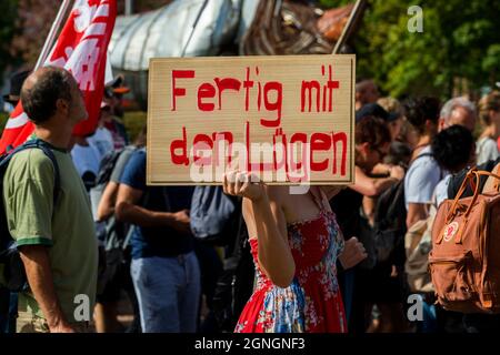 Corona-Impfstoffgegner demonstrieren am 25.09.21 gegen die Corona-Maßnahmen in der Schweiz in Uster Credit: Tim Eckert/Alamy Live News Credit: Tim Eckert/Alamy Live News Stockfoto