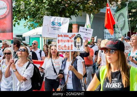 Corona-Impfstoffgegner demonstrieren am 25.09.21 gegen die Corona-Maßnahmen in der Schweiz in Uster Credit: Tim Eckert/Alamy Live News Credit: Tim Eckert/Alamy Live News Stockfoto