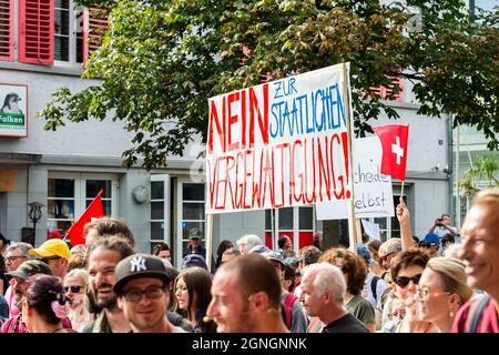 Corona-Impfstoffgegner demonstrieren am 25.09.21 gegen die Corona-Maßnahmen in der Schweiz in Uster Credit: Tim Eckert/Alamy Live News Credit: Tim Eckert/Alamy Live News Stockfoto