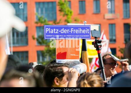 Corona-Impfstoffgegner demonstrieren am 25.09.21 gegen die Corona-Maßnahmen in der Schweiz in Uster Credit: Tim Eckert/Alamy Live News Credit: Tim Eckert/Alamy Live News Stockfoto