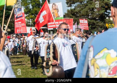 Corona-Impfstoffgegner demonstrieren am 25.09.21 gegen die Corona-Maßnahmen in der Schweiz in Uster Credit: Tim Eckert/Alamy Live News Credit: Tim Eckert/Alamy Live News Stockfoto