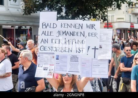 Corona-Impfstoffgegner demonstrieren am 25.09.21 gegen die Corona-Maßnahmen in der Schweiz in Uster Credit: Tim Eckert/Alamy Live News Credit: Tim Eckert/Alamy Live News Stockfoto