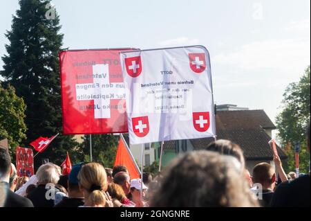 Corona-Impfstoffgegner demonstrieren am 25.09.21 gegen die Corona-Maßnahmen in der Schweiz in Uster Credit: Tim Eckert/Alamy Live News Credit: Tim Eckert/Alamy Live News Stockfoto