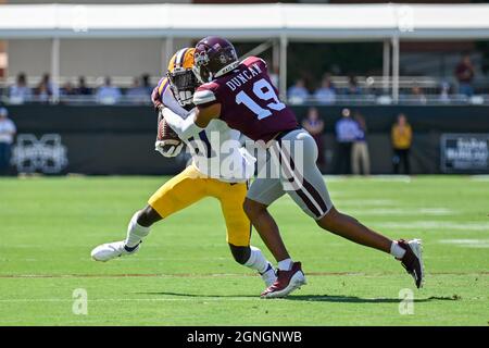 25. September 2021: Der LSU Tigers Wide Receiver Brian Thomas Jr. (11) spielt den Ball und wird während des NCAA-Fußballspiels zwischen den LSU Tigers und den Mississippi State Bulldogs im Davis Wade Stadium in Starkville, MS, von der Sicherheitsmannschaft Collin Duncan (19) getroffen. Kevin Langley/CSM Stockfoto