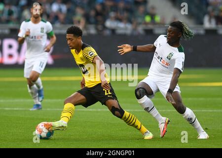 25. September 2021, Nordrhein-Westfalen, Mönchengladbach: Fußball: Bundesliga, Bor. Mönchengladbach - Borussia Dortmund, Matchday 6, Stadion im Borussia-Park. Dortmunds Jude Bellingham (l.) im Kampf gegen Gladbachs Manu Kone. WICHTIGER HINWEIS: Gemäß den Bestimmungen der DFL Deutsche Fußball Liga und des DFB Deutscher Fußball-Bund ist es untersagt, im Stadion und/oder des Spiels aufgenommene Fotos in Form von Sequenzbildern und/oder videoähnlichen Fotoserien zu verwerten oder zu nutzen. Foto: Bernd Thissen/dpa Stockfoto