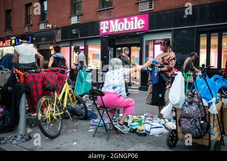 New York, USA. September 2021. Vor einem T-Mobile-Shop verkaufen Bedürftige auf einer Art Straßenflohmarkt verschiedene Dinge. Quelle: Bernd von Jutrczenka/dpa/Alamy Live News Stockfoto