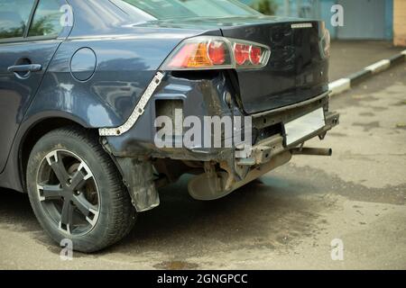 Ein Auto ohne Stoßstange. Beschädigter Teil des Transports. Auto nach dem Unfall. Details zur Fahrzeugreparatur. Stockfoto