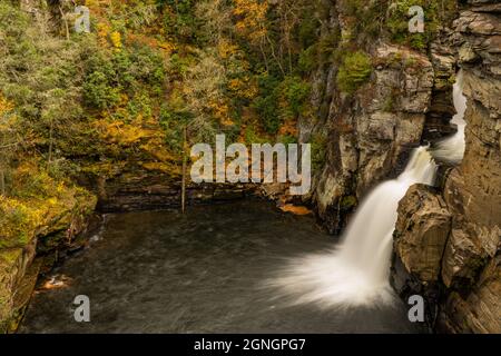 Blick auf die Linville Falls im Herbst entlang des Blue Ridge Parkway Stockfoto