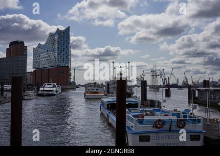 Hamburg, Deutschland - 18. Juli 2021 - die Elbphilharmonie und ihre wunderschöne Sommerumgebung Stockfoto