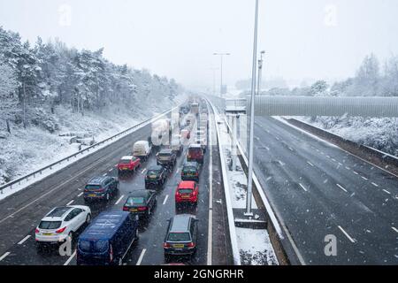 Exeter, Großbritannien - 2018. März: An einem kalten, verschneiten Tag steht der Verkehr in Richtung Norden auf der Autobahn M5 an Stockfoto