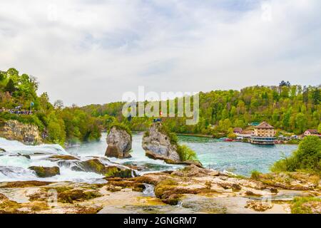 Rheinfall Europas größter Wasserfall in der Ebene in Neuhausen am Rheinfall Kanton Schaffhausen Schweiz. Stockfoto