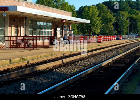 Quantico, Virginia, USA - 23. September 2021: Passagiere warten an einem späten sonnigen Nachmittag auf einen Amtrak-Zug am historischen Amtrak-Bahnhof Quantico. Stockfoto