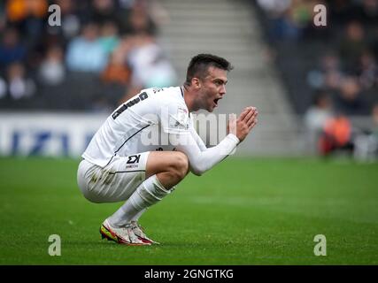 Milton Keynes, Großbritannien. September 2021. Daniel Harvie von MK Dons während des Sky Bet League 1-Spiels zwischen MK Dons und Wycombe Wanderers am 25. September 2021 im Stadion:mk, Milton Keynes, England. Foto von Andy Rowland. Quelle: Prime Media Images/Alamy Live News Stockfoto