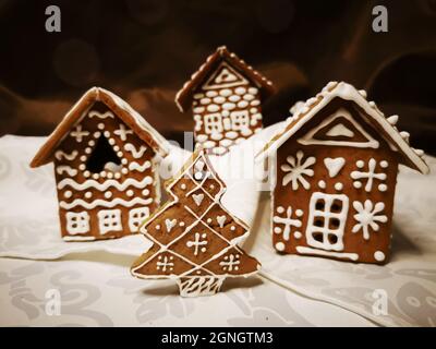 Lebkuchenhäuser und Weihnachtsbaum mit weißer Glasur in Neujahr und Weihnachten Muster geschmückt Stockfoto