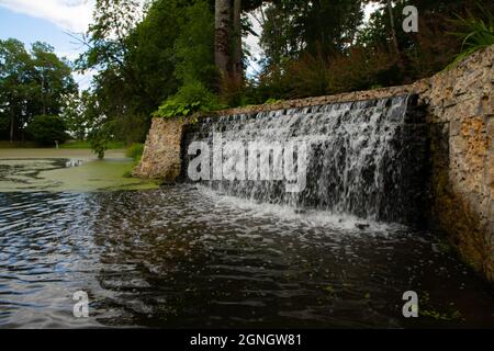 Ein schöner Wasserfall im Park Stockfoto