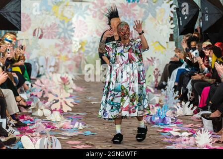 Die Designer Vin + Omi applaudieren im Ballsaal des Dorchester Hotels nach ihrer zukünftigen Flowers Fashion Show für die London Fashion Week Stockfoto