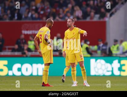 Brentford Community Stadium, London, Großbritannien. September 2021. Premier League Football Brentford gegen Liverpool; Jordan Henderson von Liverpool im Gespräch mit Fabinha von Liverpool Credit: Action Plus Sports/Alamy Live News Stockfoto