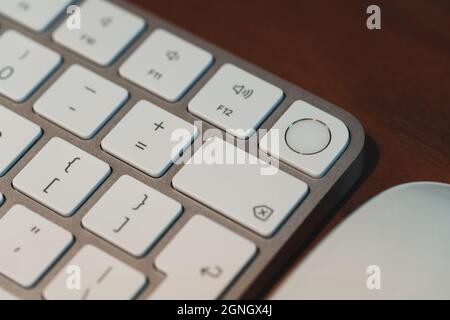 London, Großbritannien - 25. Mai 2021: Nahaufnahme des neuen Apple Magic Keyboards mit Touch ID, das 2021 zusammen mit dem neuen iMac eingeführt wurde. Selektiver Fokus. Stockfoto