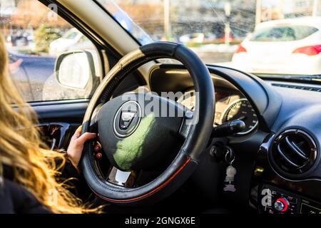Fahr Dacia, Nahaufnahme des Armaturenbretts, Lenkrad mit Airbag Schild. Blick auf den Innenraum des Autos in Bukarest, Rumänien, 2021 Stockfoto