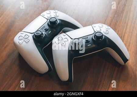 London, Großbritannien – 25. Mai 2021: Nahaufnahme von zwei PlayStation 5 (PS5)-Controllern auf einem Tisch. PlayStation 5 ist die neueste Videospielkonsole von Sony, die in veröffentlicht wurde Stockfoto