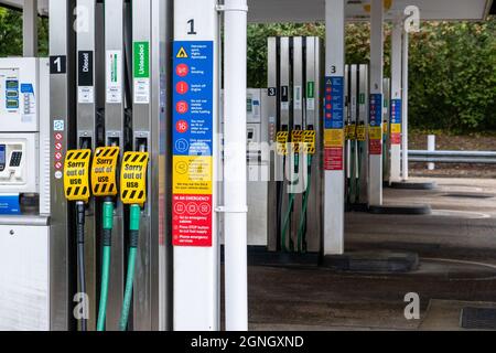 Leeren Sie die Kraftstoffpumpen in der Tankgarage von Tesco in Chineham in der Nähe von Basingstoke in Hampshire im Vereinigten Königreich. 2021 Stockfoto