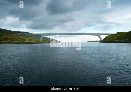 Scalpay Bridge, Isle of Scalpay, Äußere Hebriden, Schottland, Großbritannien. Blick von Osten nach Westen auf die Brücke 2011 Stockfoto