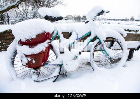 Schneebedecktes Fahrrad in London, England, Großbritannien. 2009 Stockfoto