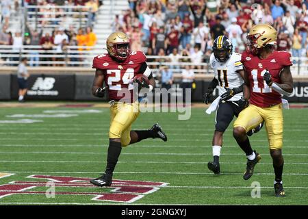 Samstag, 25. September 2021: Boston College Eagles läuft zurück Pat Garwo III (24) spielt den Ball während des Spiels der NCAA-Division 1 zwischen den Missouri Tigers und den Boston College Eagles, das im Alumni Stadium in Chestnut Hill, Mass. Eric Canha/CSM, stattfand Stockfoto