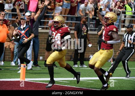 Samstag, 25. September 2021: Boston College Eagles läuft zurück Pat Garwo III (24) erzielt einen Touchdown während des NCAA Division 1-Spiels zwischen den Missouri Tigers und den Boston College Eagles, das im Alumni Stadium in Chestnut Hill, Mass. Eric Canha/CSM, stattfand Stockfoto