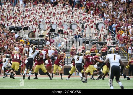 Samstag, 25. September 2021: Boston College Eagles Quarterback Dennis Grosel (6) wirft einen Pass während des NCAA Division 1-Spiels zwischen den Missouri Tigers und den Boston College Eagles, das im Alumni Stadium in Chestnut Hill, Mass. Eric Canha/CSM, stattfand Stockfoto