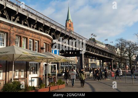 Hamburg, Deutschland - 29. Dezember 2017: U-Bahn-Station Landungsbrücken, im Hintergrund die französische Kirche Stockfoto