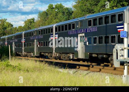 Quantico, Virginia, USA - 23. September 2021: Der Virginia Railway Express (VRE) kommt am Bahnhof Quantico an. Stockfoto