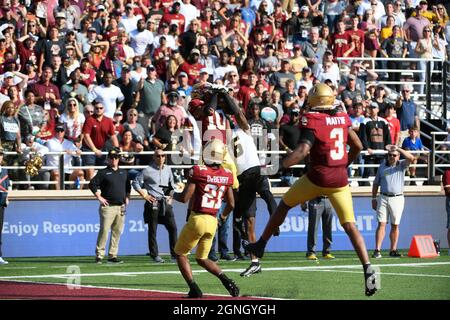 Samstag, 25. September 2021: Boston College Eagles Defensive Back Brandon Sebastian (10) positioniert sich für ein Spiel, das Überstunden während des Spiels der NCAA-Division 1 zwischen den Missouri Tigers und den Boston College Eagles im Alumni Stadium in Chestnut Hill, Mass. Eric Canha/CSM, abfangen kann Stockfoto