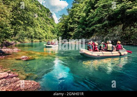 Ausflüge auf Schlauchbooten entlang des Flusses Tara. Aufregende Sommeransicht der Tara Schlucht, Montenegro, Europa. Wunderschöne Welt der mediterranen Länder Stockfoto