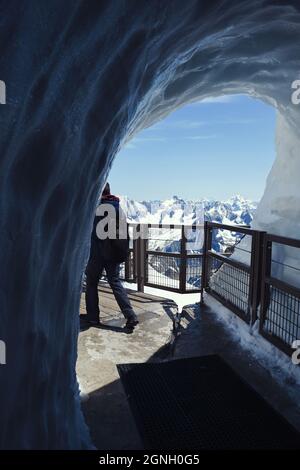 Der Eistunnel, der die Aiguille du Midi verlässt, um in das Tal Blanche, Chamonix, Mont Blanc Massiv, Alpen, Haute Savoie, Frankreich, Europa Stockfoto