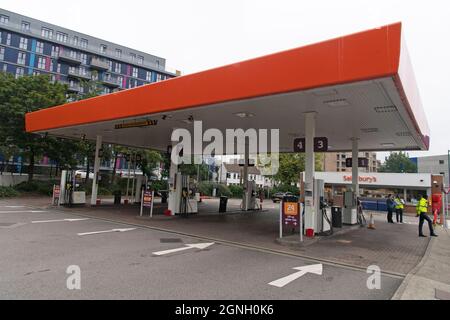London, Großbritannien. September 2021. Das Foto vom 25. September 2021 zeigt eine geschlossene Tankstelle in London, Großbritannien. Ein vorübergehendes Visum, das ausländischen Lkw-Fahrern die Arbeit im Vereinigten Königreich erleichtern soll, soll laut BBC drei Monate lang laufen und am Heiligabend enden. Ein Mangel an Fahrern hat die Kraftstofflieferungen unterbrochen, einige Tankstellen wurden geschlossen und es bildeten sich Schlangen. Quelle: Ray Tang/Xinhua/Alamy Live News Stockfoto