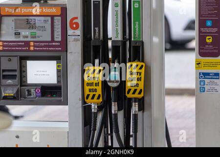 London, Großbritannien. September 2021. Das am 25. September 2021 aufgenommene Foto zeigt Gaspumpen mit Schilder „Sorry Out of Use“ an einer geschlossenen Tankstelle in London, Großbritannien. Ein vorübergehendes Visum, das ausländischen Lkw-Fahrern die Arbeit im Vereinigten Königreich erleichtern soll, soll laut BBC drei Monate lang laufen und am Heiligabend enden. Ein Mangel an Fahrern hat die Kraftstofflieferungen unterbrochen, einige Tankstellen wurden geschlossen und es bildeten sich Schlangen. Quelle: Ray Tang/Xinhua/Alamy Live News Stockfoto