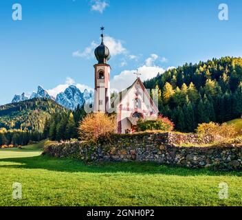 Herrliche Aussicht auf die Chiesetta di San Giovanni in Ranui Kirche vor dem Geisler, Santa Magdalena Dorflage. Farbenfrohe Herbstszene von Dolomit Stockfoto