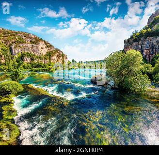 Atemberaubende Aussicht auf die Krka Wasserfälle im Sommer. Herrliche Morgenszene des Nationalparks Krka, Roski Slap, Kroatien, Europa. Schöne Welt von mir Stockfoto