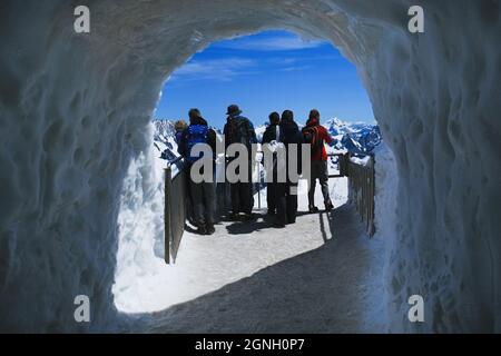 Der Eistunnel, der die Aiguille du Midi verlässt, um in das Tal Blanche, Chamonix, Mont Blanc Massiv, Alpen, Haute Savoie, Frankreich, Europa Stockfoto