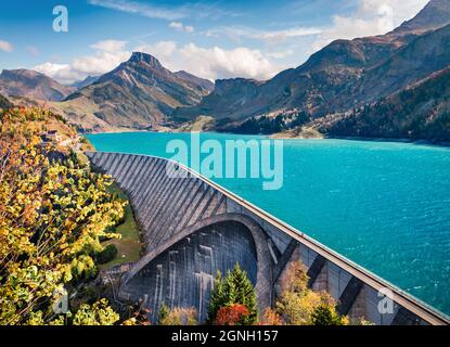 Attraktive Herbstszene der Auvergne-Rhone-Alpes, Frankreich, Europa. Heller Morgenblick auf den See Roselend/Lac de Roselend. Schönheit der Natur Konzept backgr Stockfoto