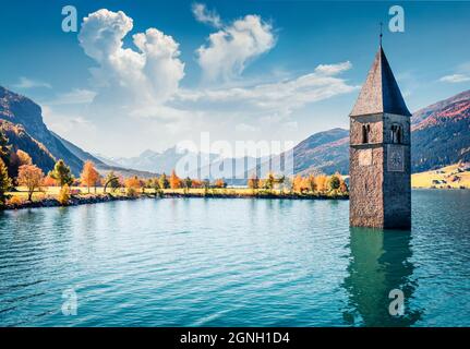 Malerischer Herbstblick auf den Turm der versunkenen Kirche im Reschensee. Herrliche Morgenszene der italienischen Alpen, Südtirols, Italiens, Europas. Reiseconcep Stockfoto