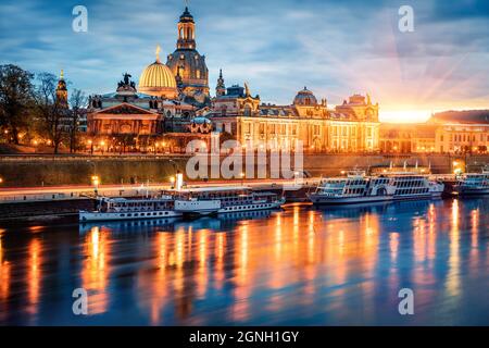 Herrliche Aussicht auf den Dreifaltigkeitsdom oder die Hofkirche, die Brühlsche Terrasse oder den Balkon Europas. Toller Herbstuntergang auf der Elbe in D Stockfoto