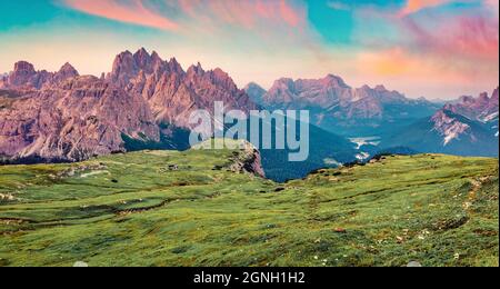 Der Sommer-Sonnenaufgang im Nationalpark Tre Cime di Lavaredo mit der Cadini di Misurina Range und der Sorapis-Gruppe im Hintergrund. Fantastische Aussicht am Morgen Stockfoto