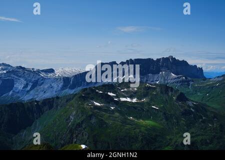 Atemberaubende Aussicht auf die Plate Wüste und Kette Fiz Range oder Fiz Felsen des Faucigny Massivs, von den Brevent Bergen, Chamonix, Haute Savoie, Frankreich gesehen Stockfoto