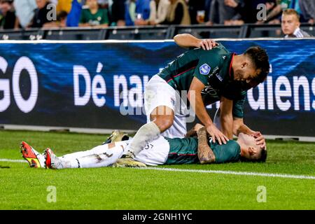 ROTTERDAM, NIEDERLANDE - 25. SEPTEMBER: Souffian El Karouani von N.E.C., Calvin Verdonk von N.E.C. feiert nach dem dritten Treffer seines Teams beim niederländischen Eredivisie-Spiel zwischen Feyenoord und N.E.C. am 25. September 2021 in De Kuip in Rotterdam, Niederlande (Foto: Broer van den Boom/Orange Picts) Stockfoto