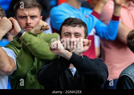 Leeds, Großbritannien. September 2021. West Ham Fans machen ‘The Irons' Zeichen vor dem Spiel in Leeds, Großbritannien am 9/25/2021. (Foto von James Heaton/News Images/Sipa USA) Quelle: SIPA USA/Alamy Live News Stockfoto