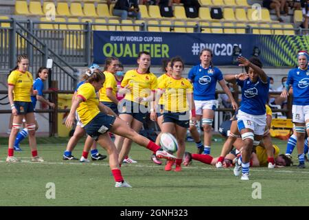 Parma, Italien. 25. Sep, 2021. Kick des spanischen Spielers während der Rugby-Frauen-Weltmeisterschaft 2022 Qualifikation - Italien gegen Spanien, Weltmeisterschaft in Parma, Italien, September 25 2021 Quelle: Independent Photo Agency/Alamy Live News Stockfoto