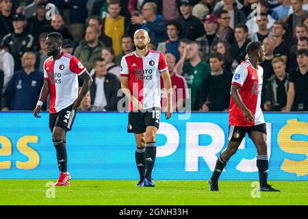 ROTTERDAM, NIEDERLANDE - 25. SEPTEMBER: Lutsharel Geertruida von Feyenoord, Gernot Trauner von Feyenoord enttäuscht, nachdem er beim niederländischen Eredivisie-Spiel zwischen Feyenoord und N.E.C. am 25. September 2021 in De Kuip in Rotterdam, Niederlande, ein Tor zugestehen hatte (Foto: Yannick Verhoeven/Orange Picts) Stockfoto